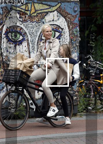 Amsterdam 13 juli 2021
Denise Boekhoff op de fiets in Amsterdam zuid.