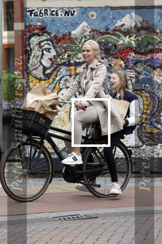 Amsterdam 13 juli 2021
Denise Boekhoff op de fiets in Amsterdam zuid.