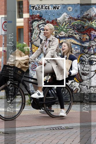 Amsterdam 13 juli 2021
Denise Boekhoff op de fiets in Amsterdam zuid.