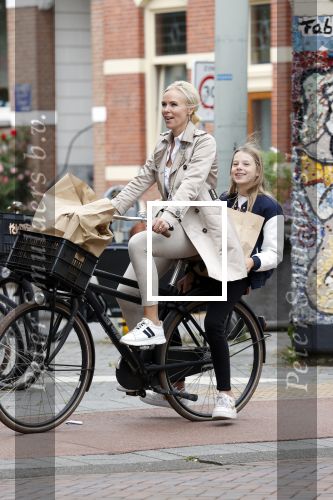 Amsterdam 13 juli 2021
Denise Boekhoff op de fiets in Amsterdam zuid.