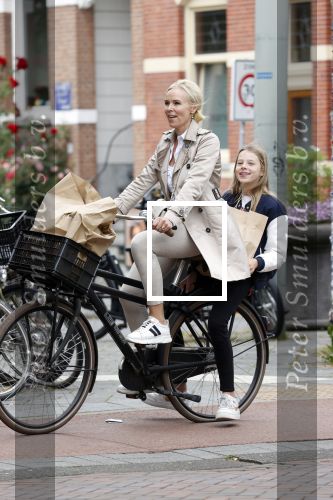 Amsterdam 13 juli 2021
Denise Boekhoff op de fiets in Amsterdam zuid.