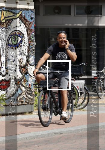 Amsterdam 21 juli 2021
Dennis Rugebregt op de fiets in amsterdam zuid