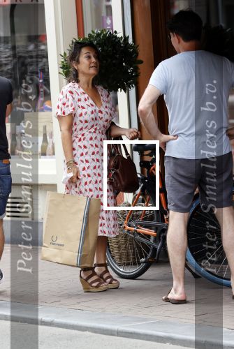 Amsterdam 17 juni 2021
Dione de Graaff aan het winkelen in het centrum van Amsterdam. Ze komt ook nog Twan Huys en zijn vrouw tegen.
