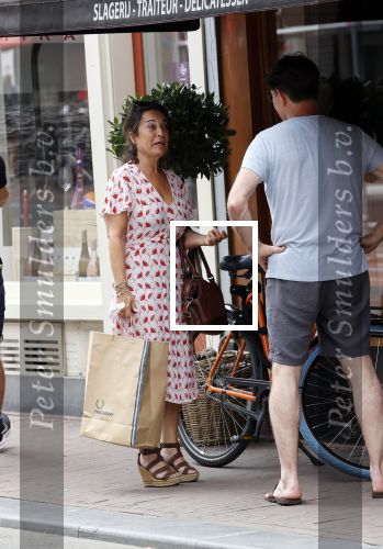 Amsterdam 17 juni 2021
Dione de Graaff aan het winkelen in het centrum van Amsterdam. Ze komt ook nog Twan Huys en zijn vrouw tegen.