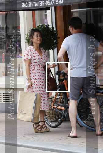 Amsterdam 17 juni 2021
Dione de Graaff aan het winkelen in het centrum van Amsterdam. Ze komt ook nog Twan Huys en zijn vrouw tegen.