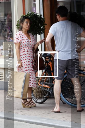Amsterdam 17 juni 2021
Dione de Graaff aan het winkelen in het centrum van Amsterdam. Ze komt ook nog Twan Huys en zijn vrouw tegen.
