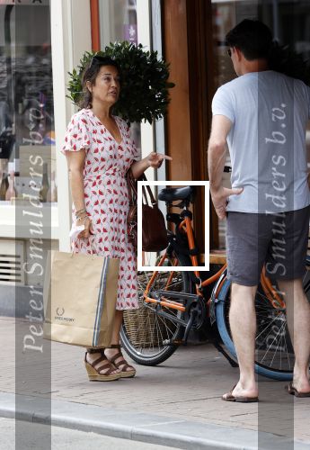 Amsterdam 17 juni 2021
Dione de Graaff aan het winkelen in het centrum van Amsterdam. Ze komt ook nog Twan Huys en zijn vrouw tegen.