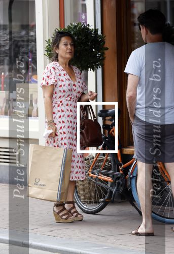 Amsterdam 17 juni 2021
Dione de Graaff aan het winkelen in het centrum van Amsterdam. Ze komt ook nog Twan Huys en zijn vrouw tegen.
