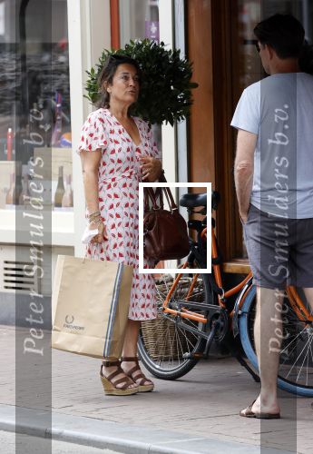 Amsterdam 17 juni 2021
Dione de Graaff aan het winkelen in het centrum van Amsterdam. Ze komt ook nog Twan Huys en zijn vrouw tegen.