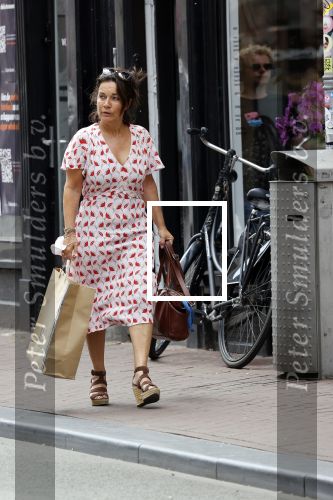 Amsterdam 17 juni 2021
Dione de Graaff aan het winkelen in het centrum van Amsterdam. Ze komt ook nog Twan Huys en zijn vrouw tegen.