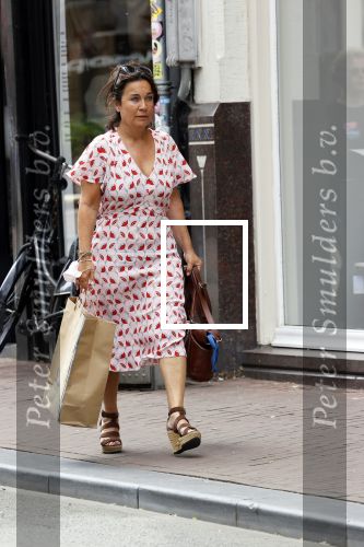 Amsterdam 17 juni 2021
Dione de Graaff aan het winkelen in het centrum van Amsterdam. Ze komt ook nog Twan Huys en zijn vrouw tegen.