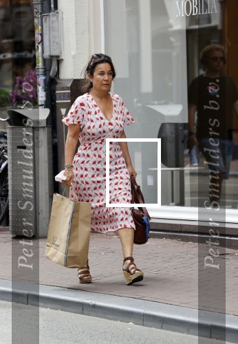 Amsterdam 17 juni 2021
Dione de Graaff aan het winkelen in het centrum van Amsterdam. Ze komt ook nog Twan Huys en zijn vrouw tegen.