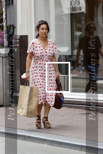 Amsterdam 17 juni 2021
Dione de Graaff aan het winkelen in het centrum van Amsterdam. Ze komt ook nog Twan Huys en zijn vrouw tegen.