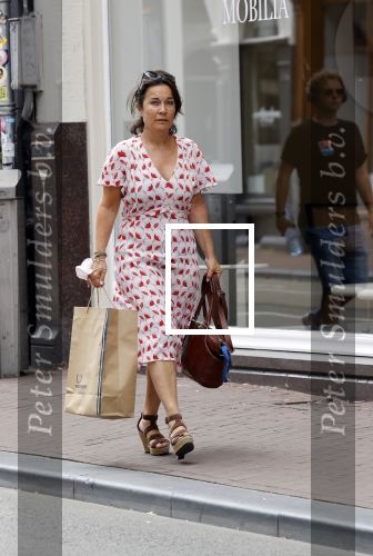 Amsterdam 17 juni 2021
Dione de Graaff aan het winkelen in het centrum van Amsterdam. Ze komt ook nog Twan Huys en zijn vrouw tegen.