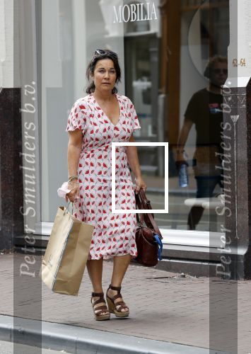 Amsterdam 17 juni 2021
Dione de Graaff aan het winkelen in het centrum van Amsterdam. Ze komt ook nog Twan Huys en zijn vrouw tegen.
