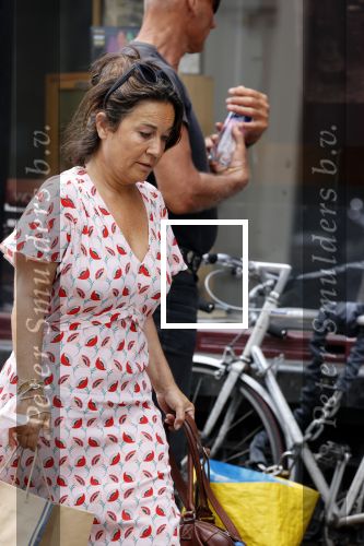 Amsterdam 17 juni 2021
Dione de Graaff aan het winkelen in het centrum van Amsterdam. Ze komt ook nog Twan Huys en zijn vrouw tegen.