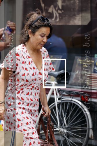 Amsterdam 17 juni 2021
Dione de Graaff aan het winkelen in het centrum van Amsterdam. Ze komt ook nog Twan Huys en zijn vrouw tegen.