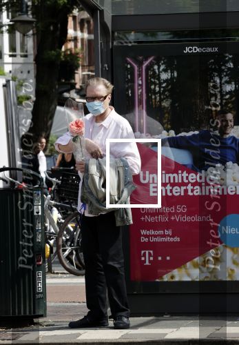 Amsterdam 17 juni 2021
Eric Beekes met een roos bij de tramhalte.