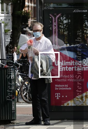 Amsterdam 17 juni 2021
Eric Beekes met een roos bij de tramhalte.