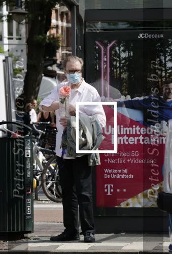 Amsterdam 17 juni 2021
Eric Beekes met een roos bij de tramhalte.
