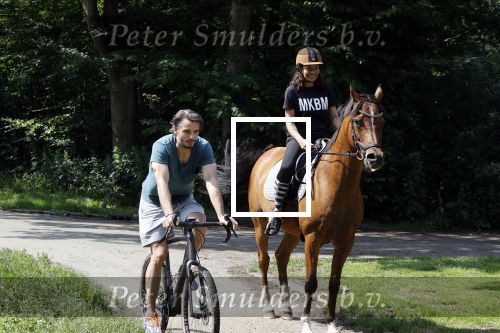 Amsterdamse Bos 26 juni 2021
Fajah Lourens en haar nieuwe vriend Bart Hondebrink in het Amsterdamse bos. Fajah te paard en Bart op een mountainbike