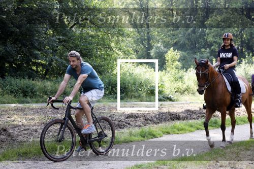 Amsterdamse Bos 26 juni 2021
Fajah Lourens en haar nieuwe vriend Bart Hondebrink in het Amsterdamse bos. Fajah te paard en Bart op een mountainbike