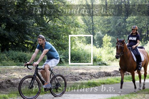 Amsterdamse Bos 26 juni 2021
Fajah Lourens en haar nieuwe vriend Bart Hondebrink in het Amsterdamse bos. Fajah te paard en Bart op een mountainbike