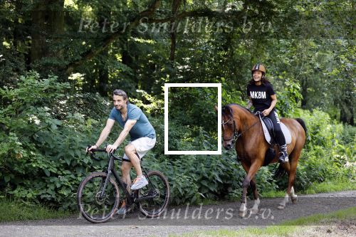 Amsterdamse Bos 26 juni 2021
Fajah Lourens en haar nieuwe vriend Bart Hondebrink in het Amsterdamse bos. Fajah te paard en Bart op een mountainbike