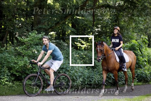 Amsterdamse Bos 26 juni 2021
Fajah Lourens en haar nieuwe vriend Bart Hondebrink in het Amsterdamse bos. Fajah te paard en Bart op een mountainbike