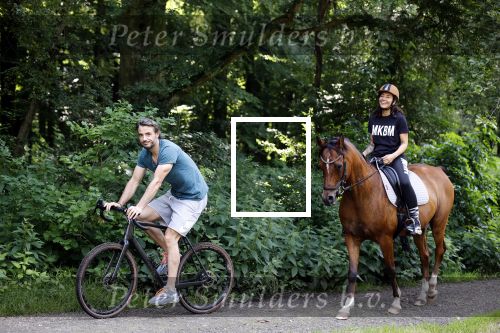 Amsterdamse Bos 26 juni 2021
Fajah Lourens en haar nieuwe vriend Bart Hondebrink in het Amsterdamse bos. Fajah te paard en Bart op een mountainbike