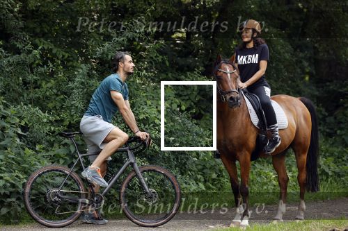 Amsterdamse Bos 26 juni 2021
Fajah Lourens en haar nieuwe vriend Bart Hondebrink in het Amsterdamse bos. Fajah te paard en Bart op een mountainbike