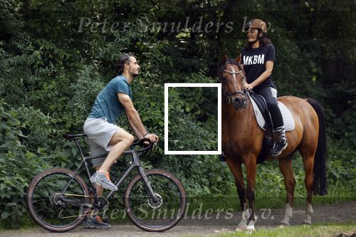 Amsterdamse Bos 26 juni 2021
Fajah Lourens en haar nieuwe vriend Bart Hondebrink in het Amsterdamse bos. Fajah te paard en Bart op een mountainbike