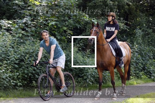Amsterdamse Bos 26 juni 2021
Fajah Lourens en haar nieuwe vriend Bart Hondebrink in het Amsterdamse bos. Fajah te paard en Bart op een mountainbike
