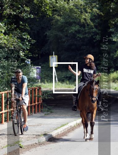 Amsterdamse Bos 26 juni 2021
Fajah Lourens en haar nieuwe vriend Bart Hondebrink in het Amsterdamse bos. Fajah te paard en Bart op een mountainbike