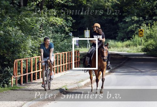Amsterdamse Bos 26 juni 2021
Fajah Lourens en haar nieuwe vriend Bart Hondebrink in het Amsterdamse bos. Fajah te paard en Bart op een mountainbike