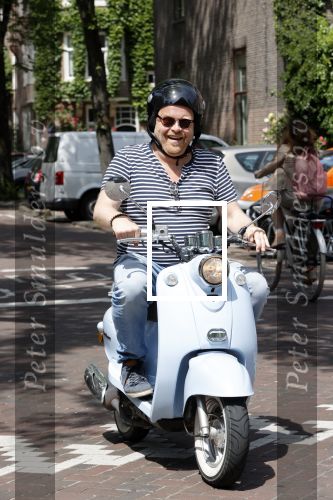 Amsterdam 15 juni 2021
Frits Huffnagel op zijn scooter in Amsterdam zuid