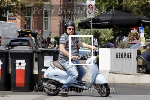 Amsterdam 15 juni 2021
Frits Huffnagel op zijn scooter in Amsterdam zuid