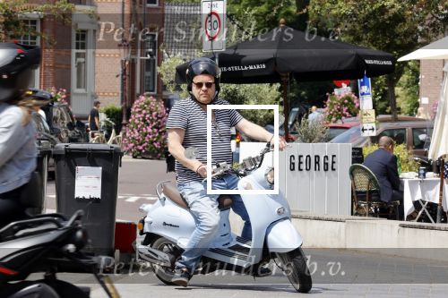 Amsterdam 15 juni 2021
Frits Huffnagel op zijn scooter in Amsterdam zuid