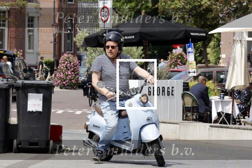 Amsterdam 15 juni 2021
Frits Huffnagel op zijn scooter in Amsterdam zuid