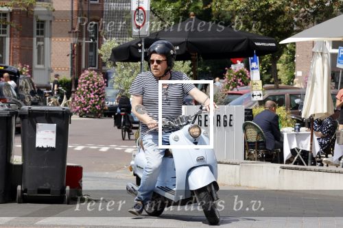 Amsterdam 15 juni 2021
Frits Huffnagel op zijn scooter in Amsterdam zuid