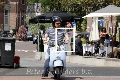 Amsterdam 15 juni 2021
Frits Huffnagel op zijn scooter in Amsterdam zuid