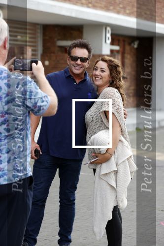 Amsterdam 20 juni 2021
Gerard Joling met fans op straat bij de amsterdamse zomer