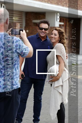 Amsterdam 20 juni 2021
Gerard Joling met fans op straat bij de amsterdamse zomer