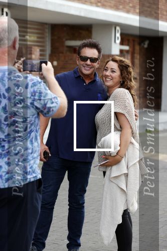 Amsterdam 20 juni 2021
Gerard Joling met fans op straat bij de amsterdamse zomer