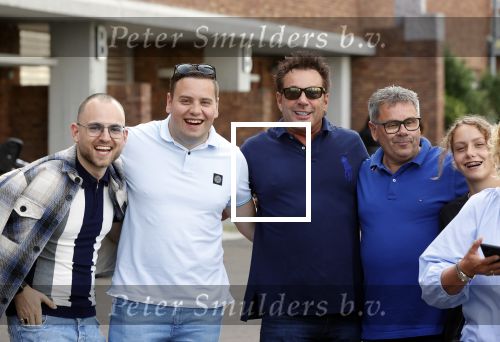 Amsterdam 20 juni 2021
Gerard Joling met fans op straat bij de amsterdamse zomer