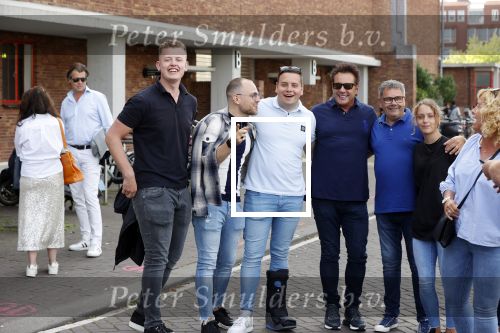 Amsterdam 20 juni 2021
Gerard Joling met fans op straat bij de amsterdamse zomer