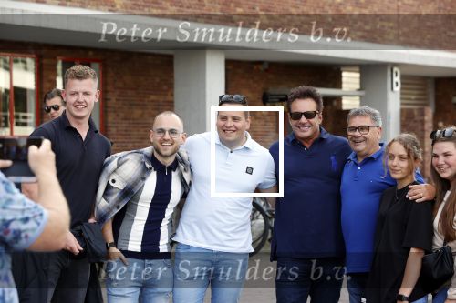 Amsterdam 20 juni 2021
Gerard Joling met fans op straat bij de amsterdamse zomer