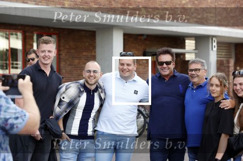 Amsterdam 20 juni 2021
Gerard Joling met fans op straat bij de amsterdamse zomer