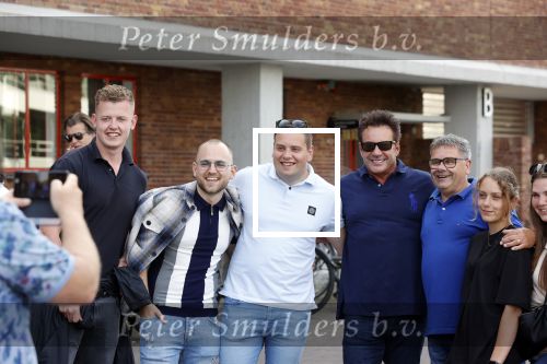 Amsterdam 20 juni 2021
Gerard Joling met fans op straat bij de amsterdamse zomer