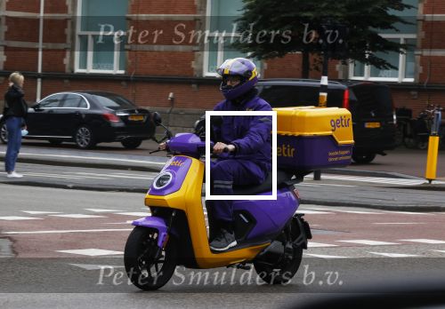 Amsterdam 25 juni 2021
Getir koerier op scooter. Getir bezorgd binnen 10 minuten